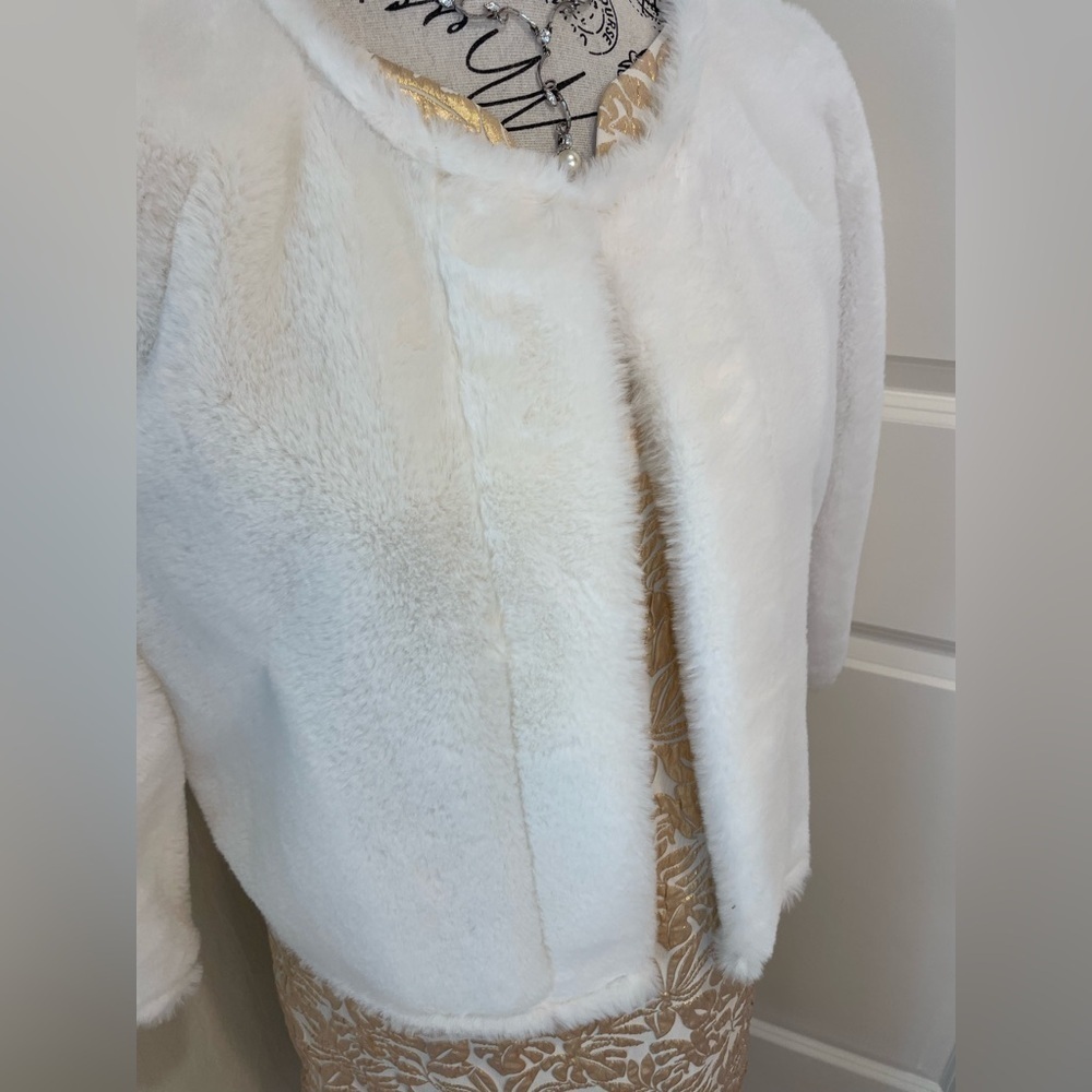 Elegant White Crop Faux Fur Calvin Klein Size Large Feminine. Quiet Luxury